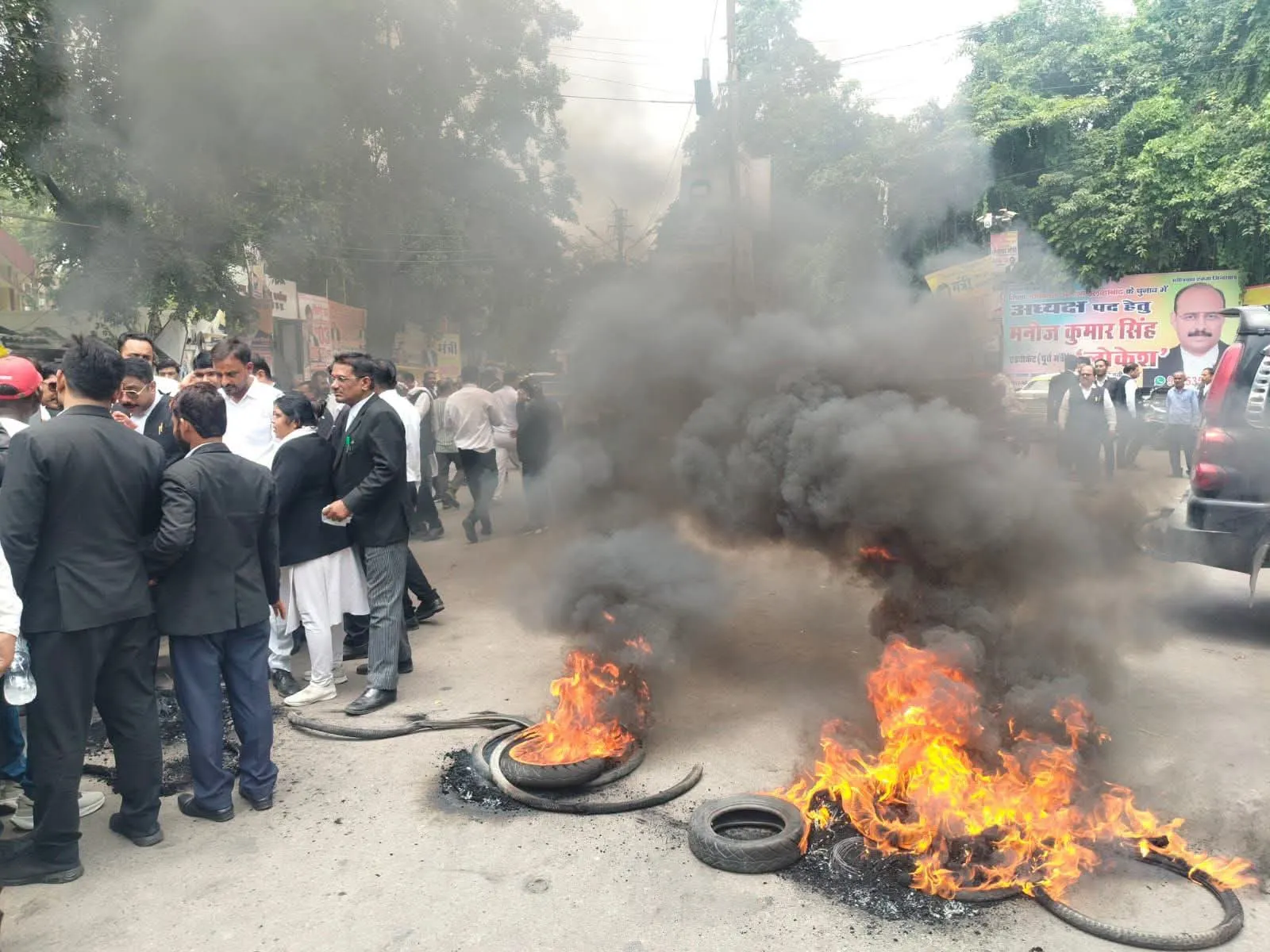 अधिवक्ताओं ने जिला कचहरी के बाहर, टायर जलाकर किया प्रदर्शन; फर्जी मुकदमा दर्ज करने का लगाया आरोप।