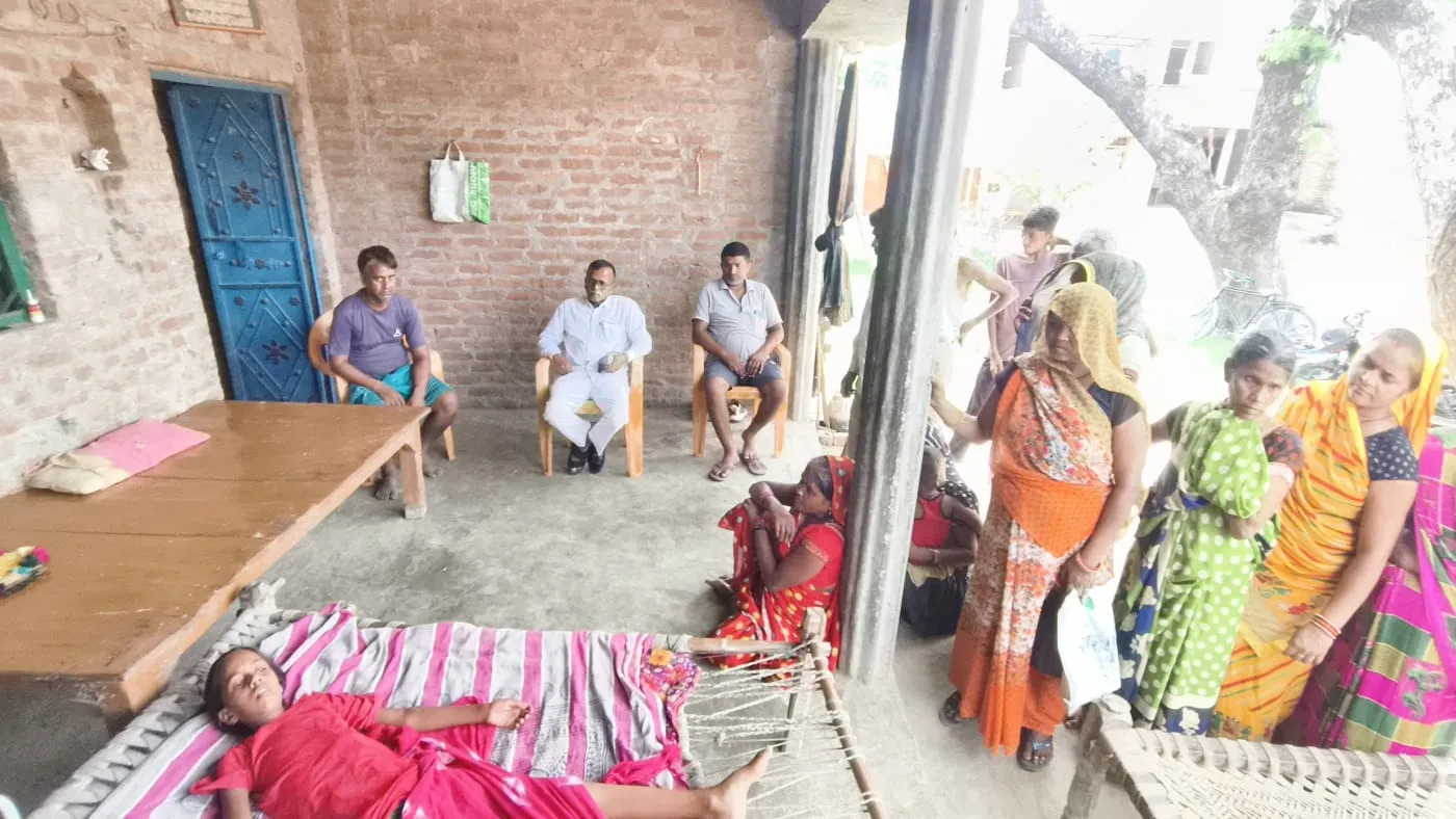 गरीबी के बीच बेटी की जिंदगी बचाने की जंग, मदद को आगे आए जनप्रतिनिधि और समाजसेवी