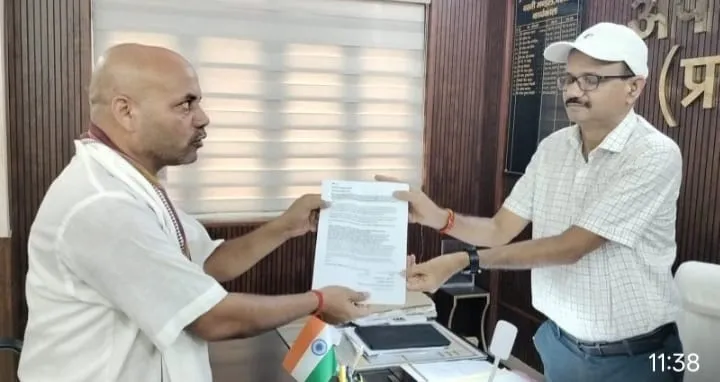 ज्ञापन सौंपकर भाजपा नेता चन्द्रमणि पाण्डेय सुदामा ने मंडलायुक्त बस्ती से समस्त समाधान की उठाई मांग