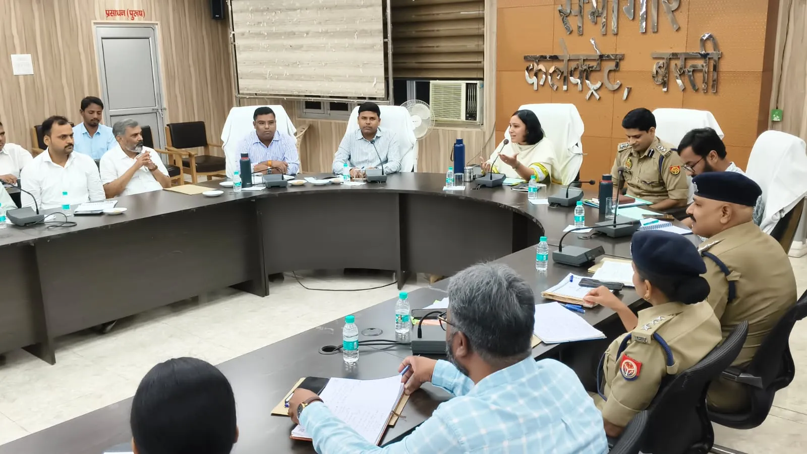 संभावित बाढ़ की स्थिति से प्रभावी ढंग से निपटने हेतु गुरूवार को जिलाधिकारी एवं पुलिस अधीक्षक की अध्यक्षता में जनपद स्तरीय बाढ़ स्टीयरिंग ग्रुप की बैठक