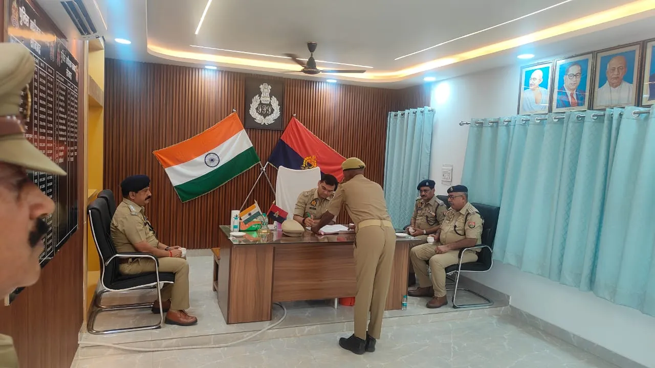 रिजर्व पुलिस लाइन चुर्क में एसपी ने ली परेड की सलामी, किया  क्वार्टर गार्द, परिवहन शाखा, स्टोर, सहित  पुलिस लाइन परिसर का  निरीक्षण