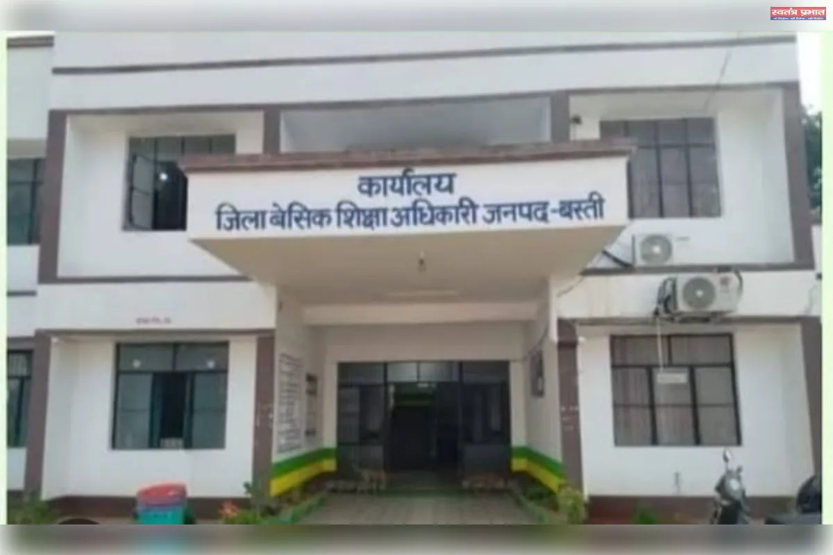 बाबू से नौकरी का ठेकेदार बने बीएसए आफिस के विमल कुमार त्रिपाठी के विरुद्ध कोतवाली में दर्ज हुआ मुकदमा , जाँच शुरू