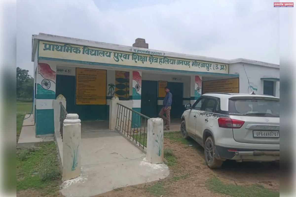 विद्यालय में आज नहीं हुए बच्चों के दर्शन अकेले अध्यापक विद्यालय में घूमते नजर आए।