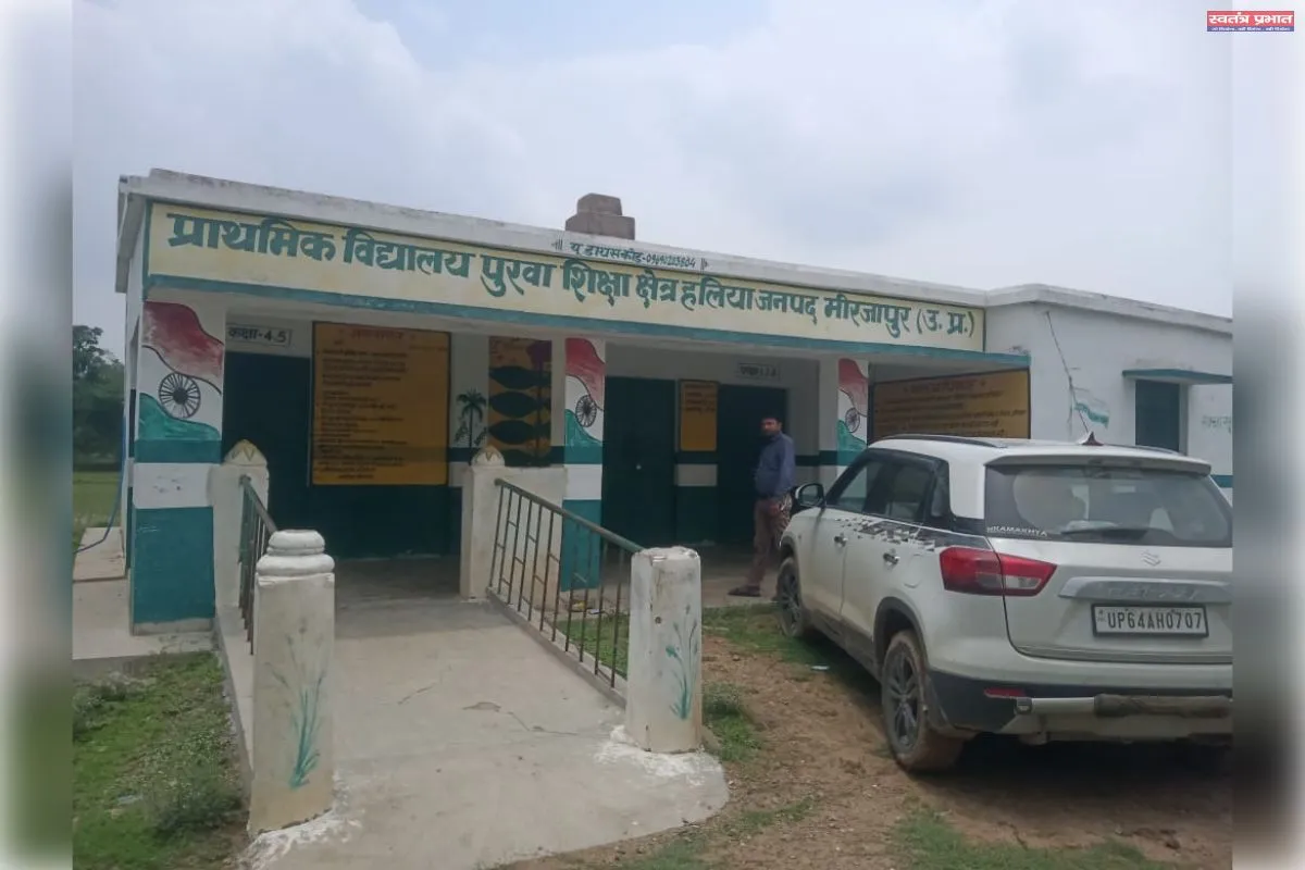 विद्यालय में आज नहीं हुए बच्चों के दर्शन अकेले अध्यापक विद्यालय में घूमते नजर आए। 