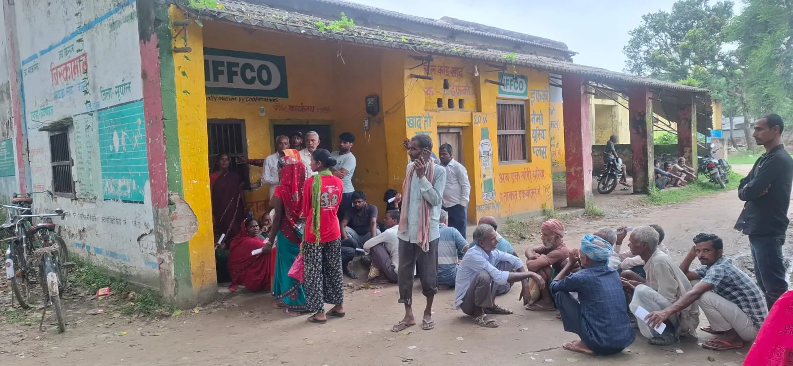 बिस्कोमान में हो रही खाद की कालाबाजारीपर फूटा किसानों का गुस्सा
