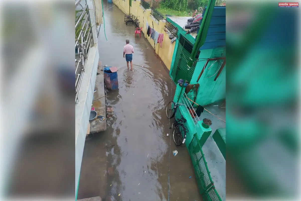 बारिश से चक फैजुल्ला जलमग्न, जलभराव से लोगों का जनजीवन प्रभावित; ।