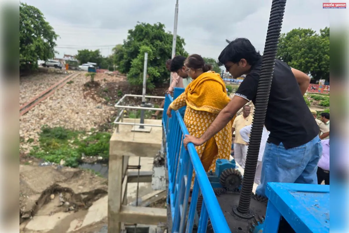 संभावित बाढ़ से निपटने की तैयारियों का जायजा, अपर जिलाधिकारी ने पम्पिंग स्टेशनों का किया निरीक्षण।