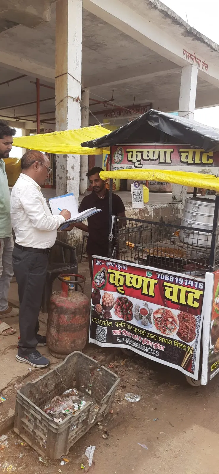 सावन के मद्देनजर कॉवड़ यात्रा मार्ग पर  मीट, मुर्गे  मांस की  दुकानों प खाद्य सुरक्षा एवं औषधि प्रशासन विभाग की टीम ने किया औचक निरीक्षण , दी चेतावनी