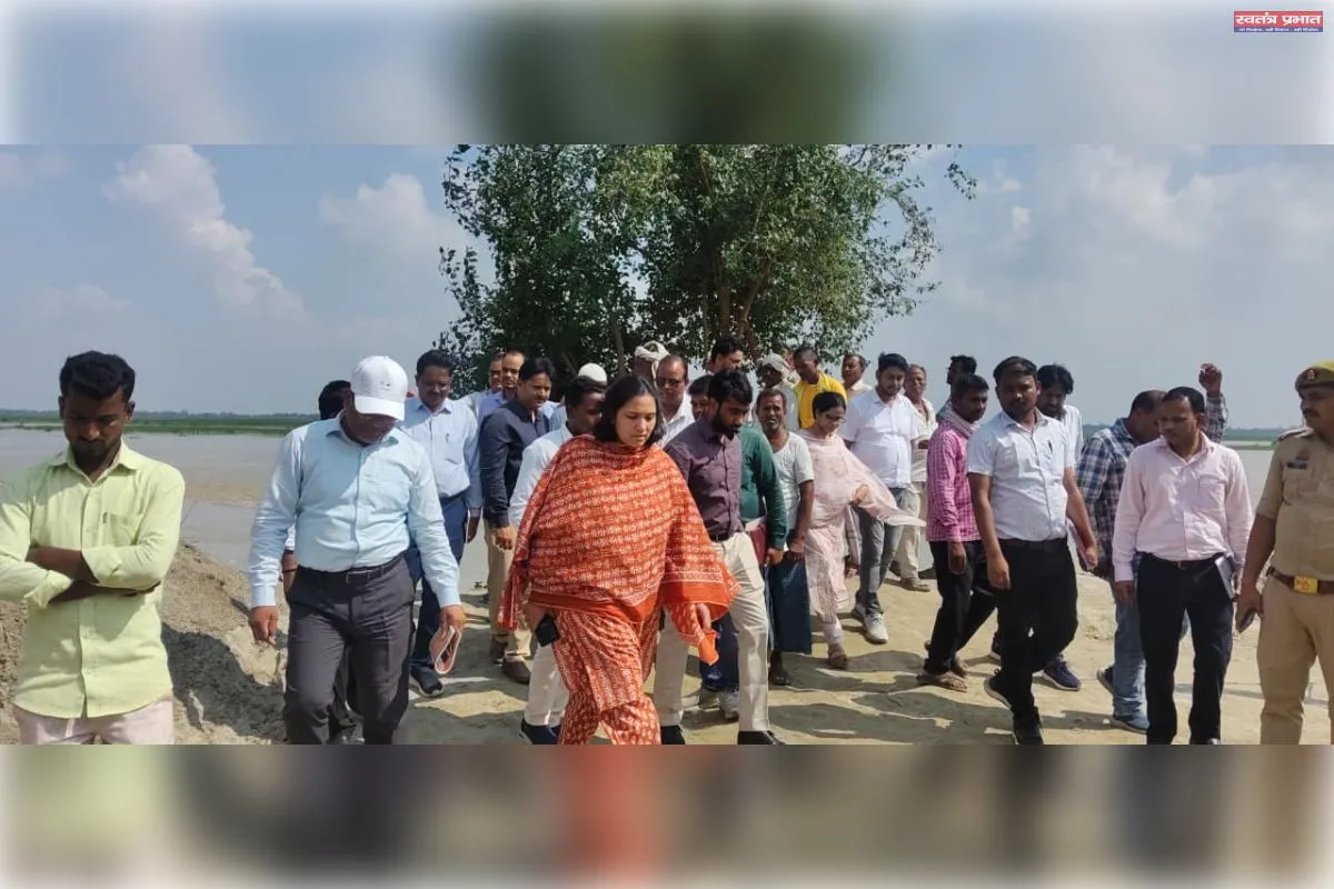 जिलाधिकारी ने शनिवार को सदर तहसील अंतर्गत ग्राम बैराड़ी एतमाली के बाढ़ प्रभावित क्षेत्र का स्थलीय निरीक्षण 