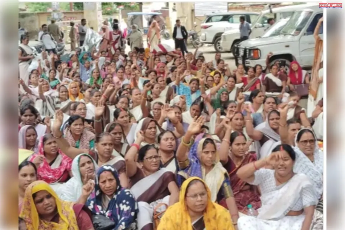 कलेक्ट में आशा कार्यकर्ताओं का प्रदर्शन नोकझोंक।