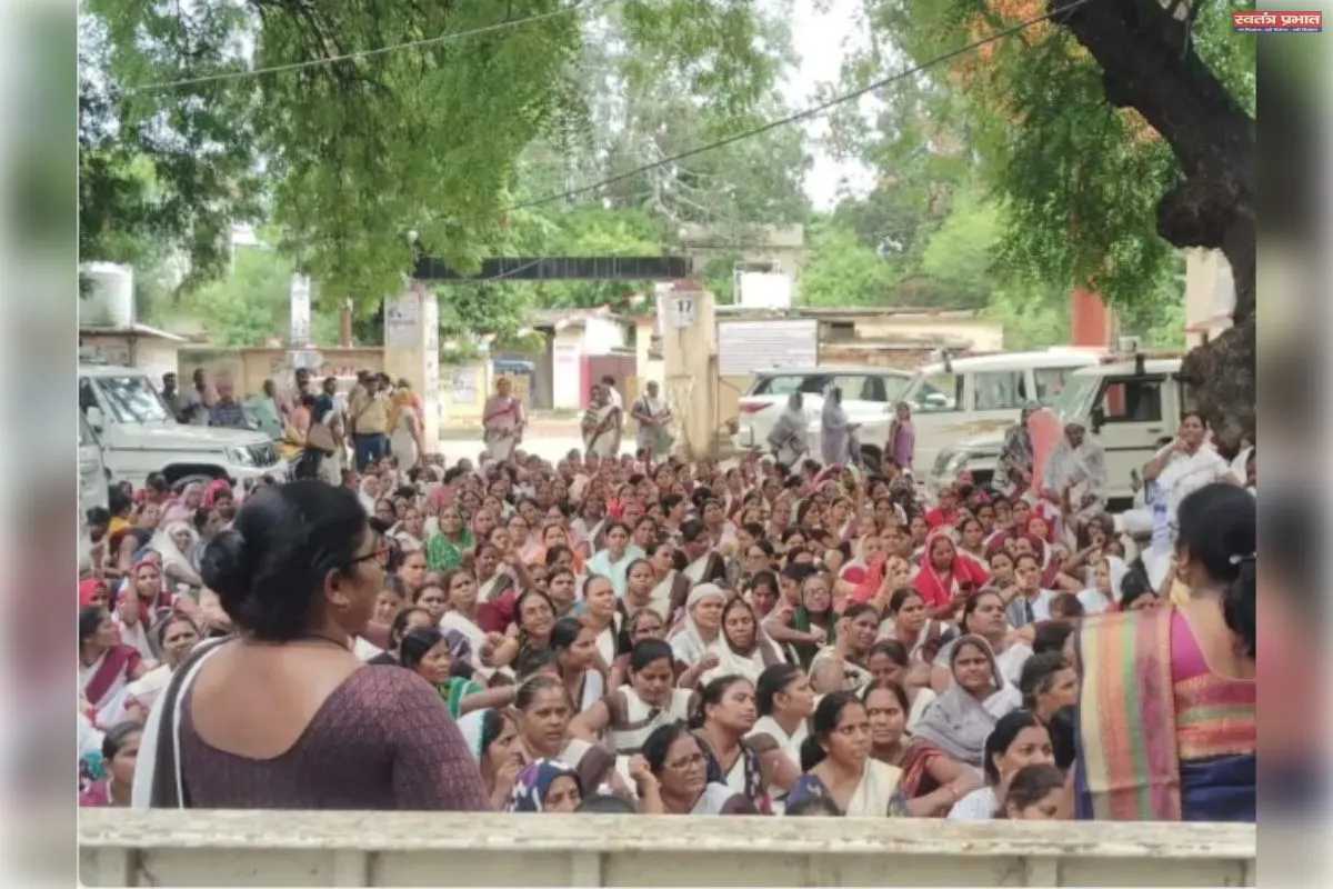 कलेक्ट में आशा कार्यकर्ताओं का प्रदर्शन नोकझोंक