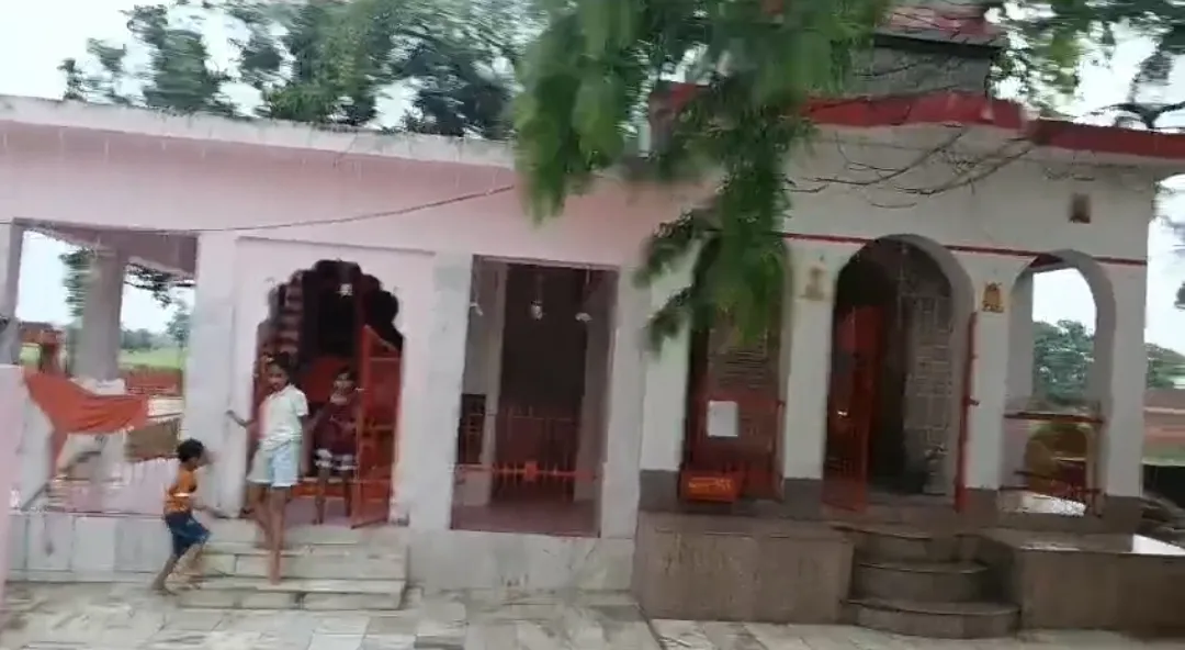 ख़जनी क्षेत्र उन्वल में नीलकंठ मंदिर में चोरी से श्रद्धालुओं में आक्रोश, माता संतोषी की प्रतिमा से सोने की चेन व दानपात्र गायब