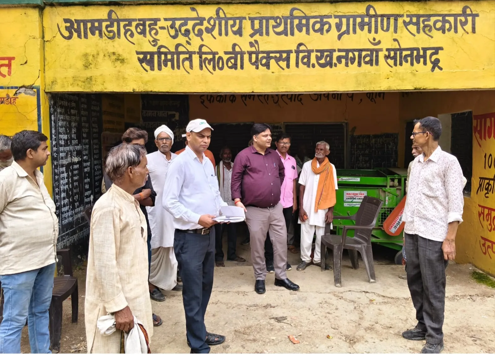 जिलाधिकारी के निर्देशन में जनपद की सहकारी समितियों का किया गया औचक निरीक्षण