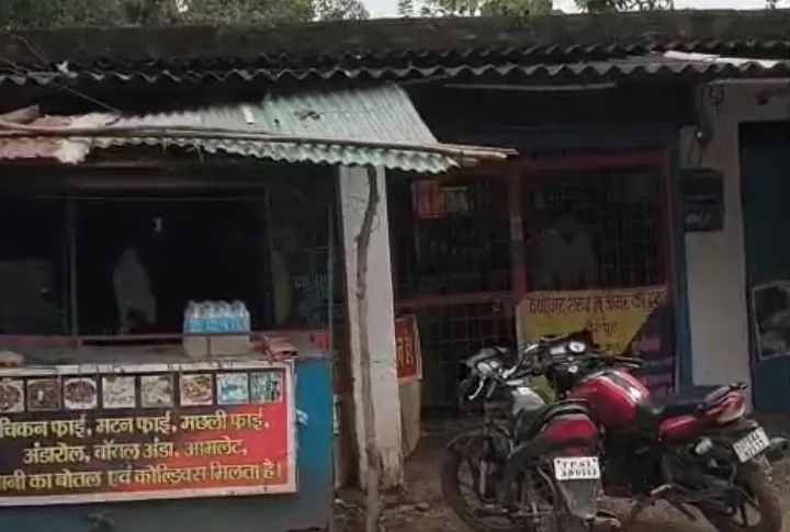 लाइसेंसी शराब दुकान के बगल में अवैध चखना दुकान पर शराबखोरी का आरोप, खुलेआम छलक रहे जाम