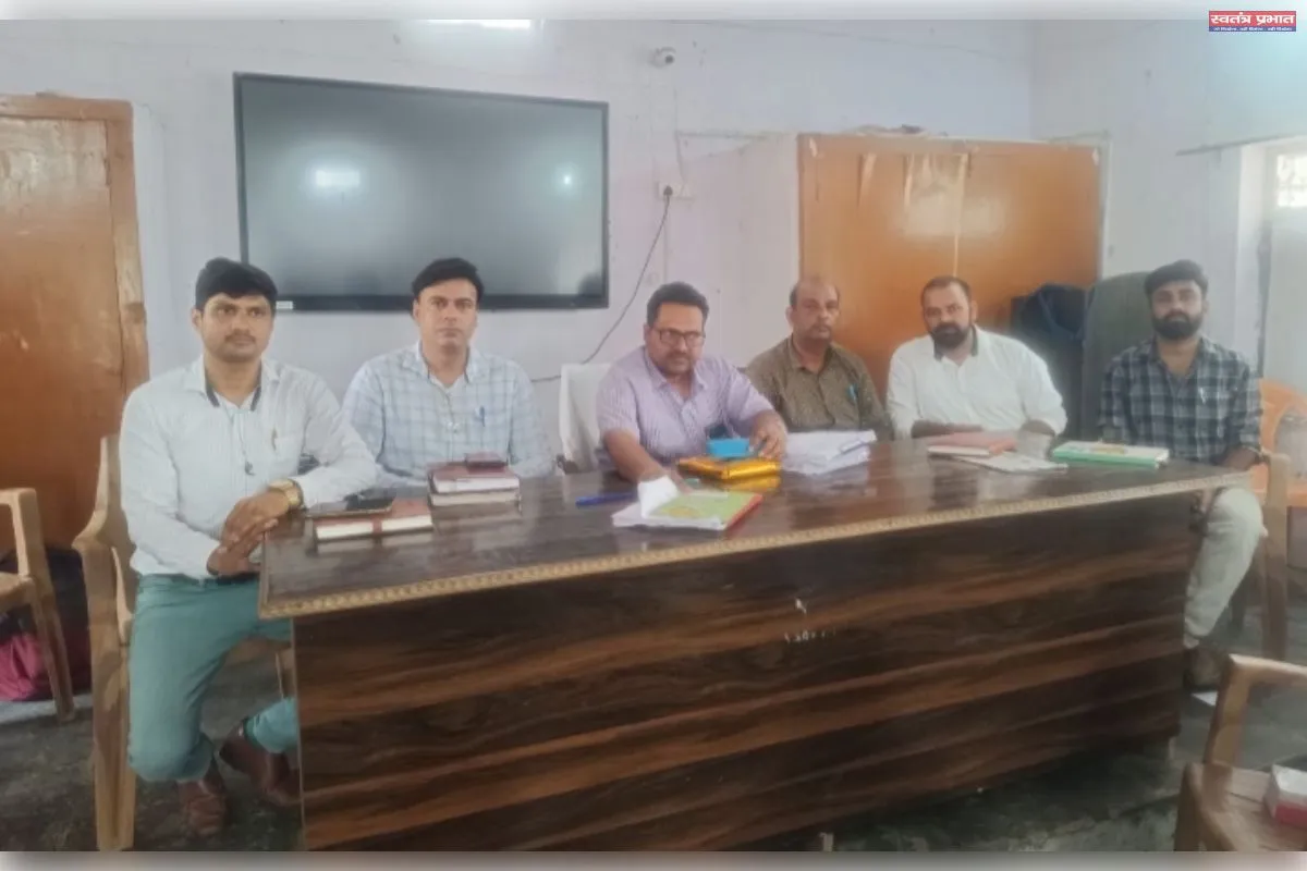 मासिक समीक्षा बैठक में शिक्षकों का किया गया उन्मुखीकरण