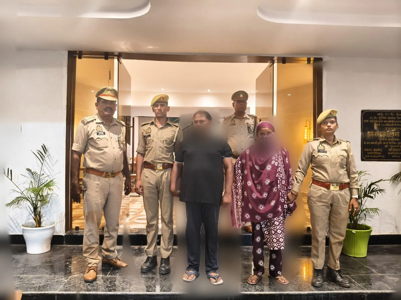सोनभद्र में नव तस्करी गिरोह पर  जनपद पुलिस का बड़ा प्रहार,₹25-₹25 हजार के दो इनामिया मानव तस्कर गिरफ्तार