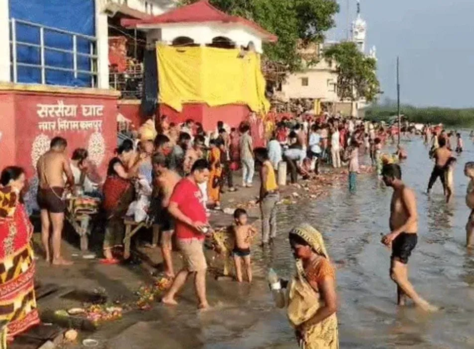गुरु पूजन के साथ पूर्णिमा पर कानपुर के गंगा घाटों पर उमड़ी श्रद्धालुओं की भीड़