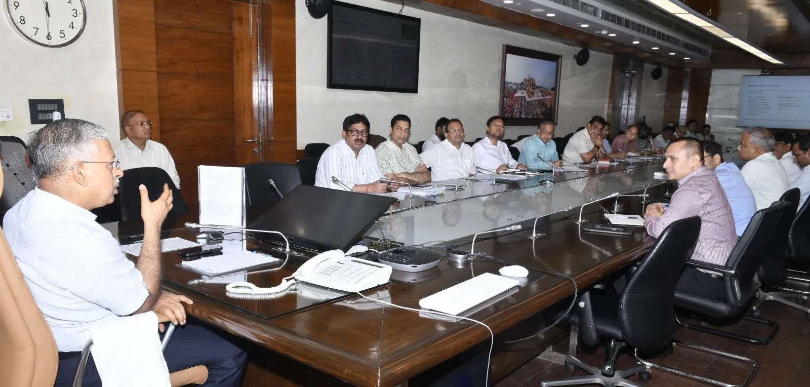 मुख्य सचिव की समीक्षा बैठक में योजनाओं के समयबद्ध क्रियान्वयन पर जोर