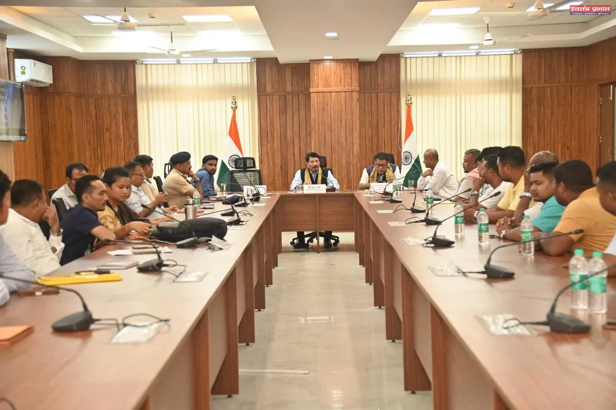 धेमाजी जिला आयुक कार्यालय सभाकक्ष में मंत्री रणुज पेगू,अतुल बोरा के साथ टीएमपीके के सहित कई दल संघटनो के प्रतिनिधियों से बैठक