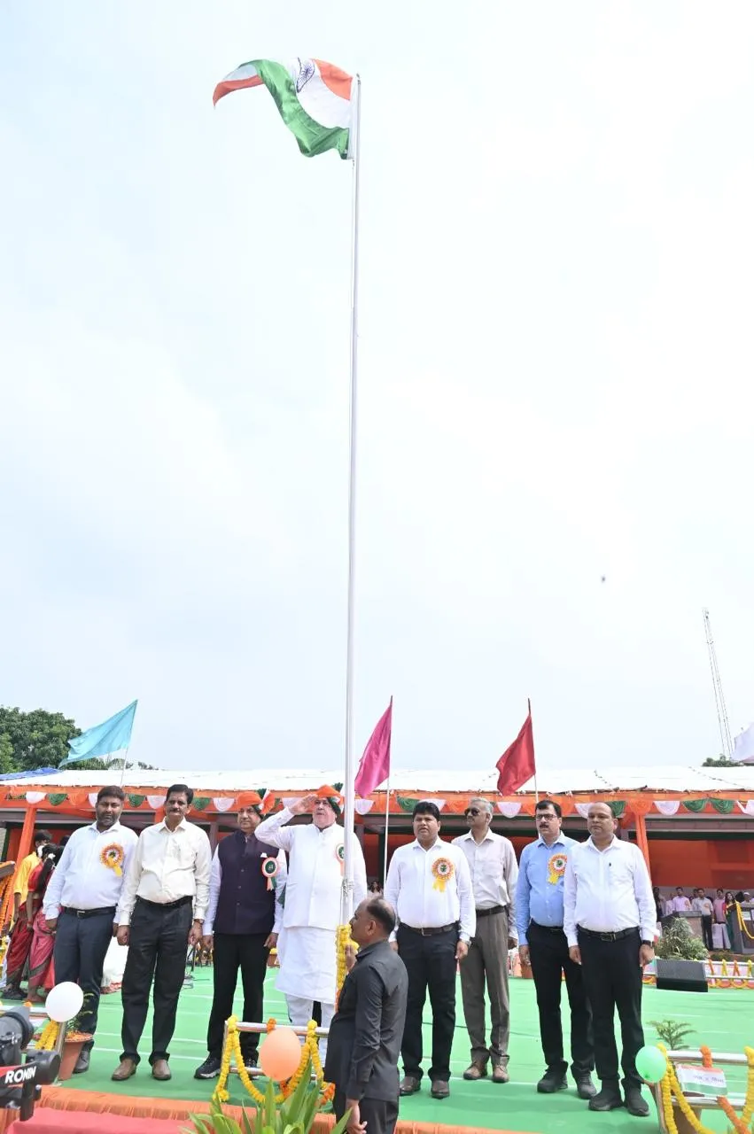 इफको फूलपुर में अध्यक्ष संघाणी ने 80वें स्वतंत्रता दिवस पर फहराया तिरंगा।कहा देश की प्रगति का रास्ता गांवों और खेतों से होकर गुजरता है