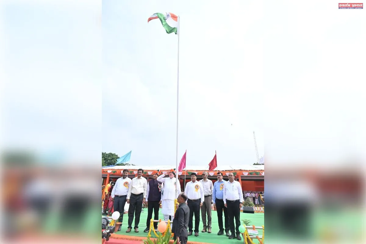 इफको फूलपुर में अध्यक्ष संघाणी ने 80वें स्वतंत्रता दिवस पर फहराया तिरंगा।कहा देश की प्रगति का रास्ता गांवों और खेतों से होकर गुजरता है।