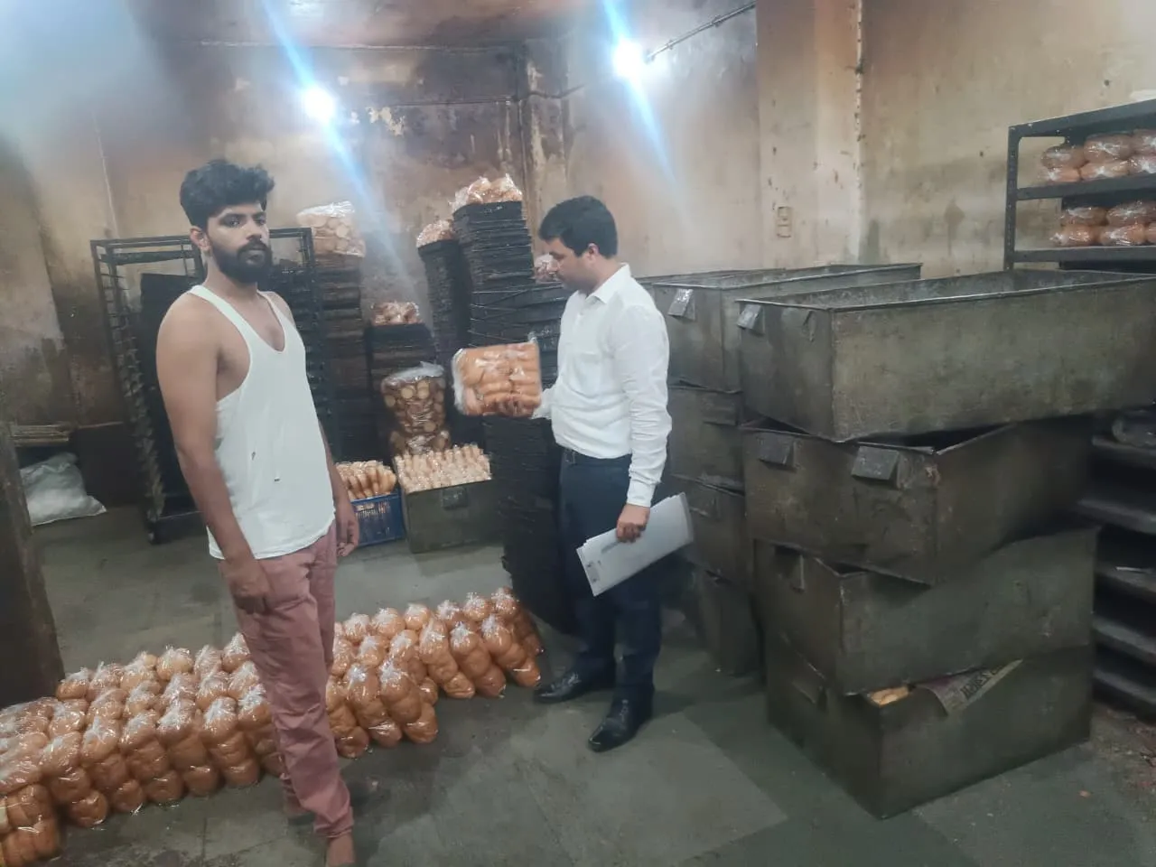 गंदगी में बनते मिले केक और समोसे-कचौड़ी, तीन प्रतिष्ठानों का संचालन बंद, एक को नोटिस