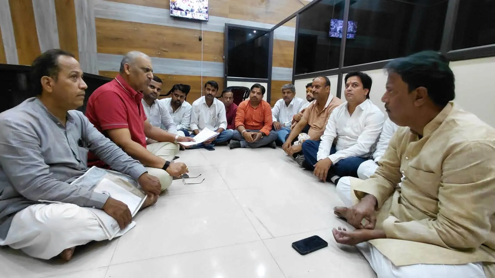 नगर निगम पार्षदों के धरने में विधायक अमिताभ बाजपेई हुए शामिल