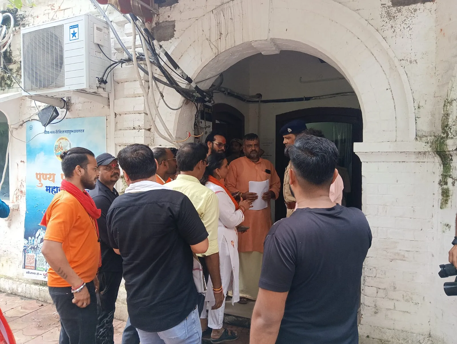 मंदिर की सुरक्षा को लेकर हिन्दू रक्षा दल का प्रदर्शन, पुलिस आयुक्त को सौंपा ज्ञापन