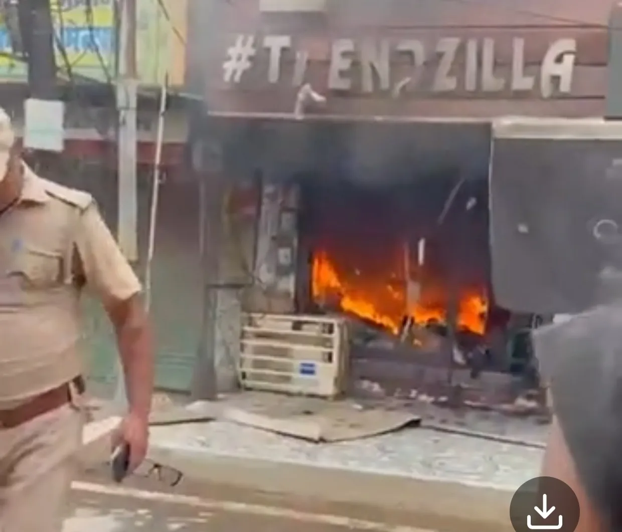 लाल बंगला में कपड़े के शोरुम में लगी आग, आग से लाखों का माल जल कर हुआ राख 