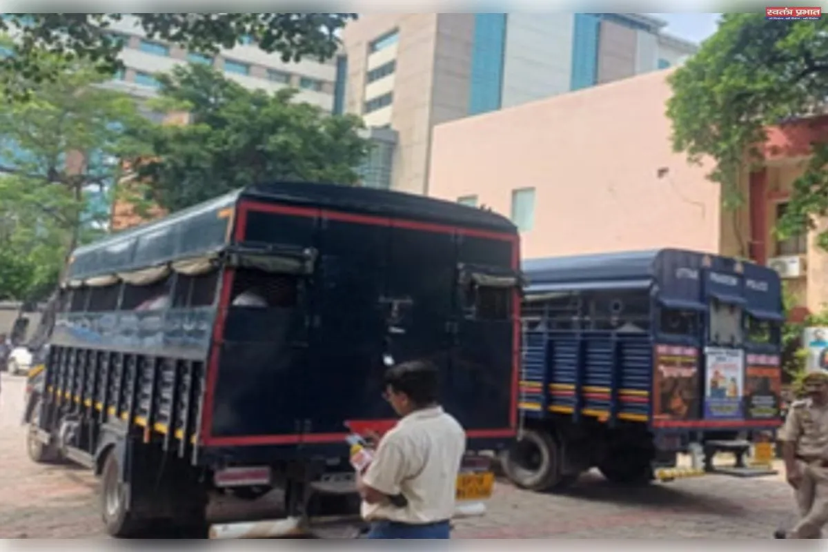 कानपुर आरटीओ में पुलिस का छापा, 22 दलाल गिरफ्तार, ड्रोन से की जा रही थी निगरानी 