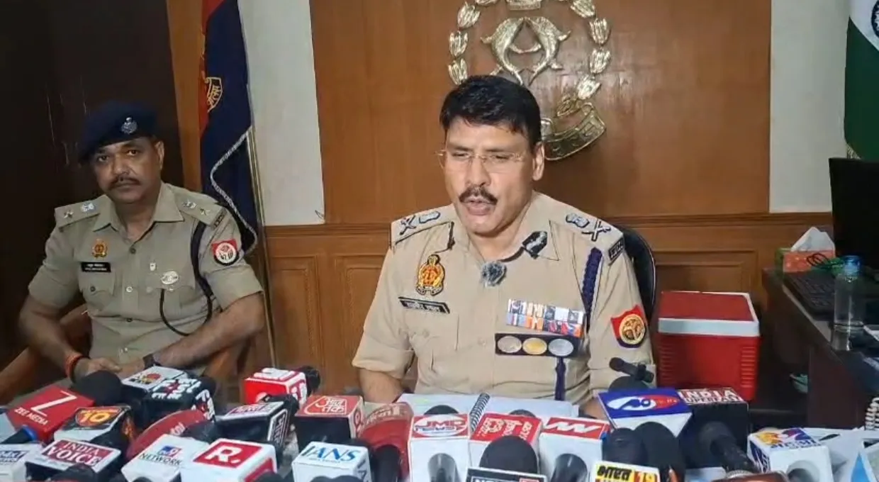 मुख्यमंत्री की सख्ती के बाद कानपुर नगर निगम के ठेकेदारों पर चला हंटर, पांच एफआईआर, दो गिरफ्तार 