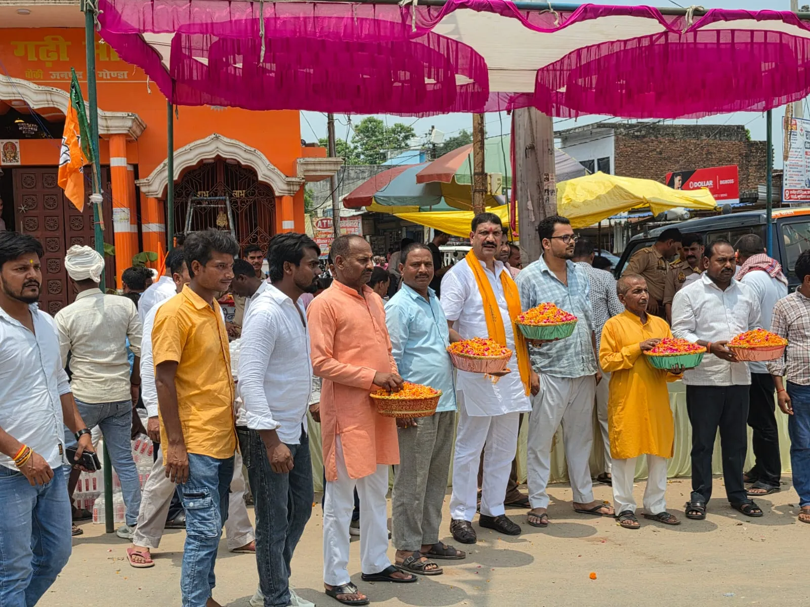 कावड़ियों का ब्लॉक प्रमुख प्रतिनिधि ने किया भव्य स्वागत।