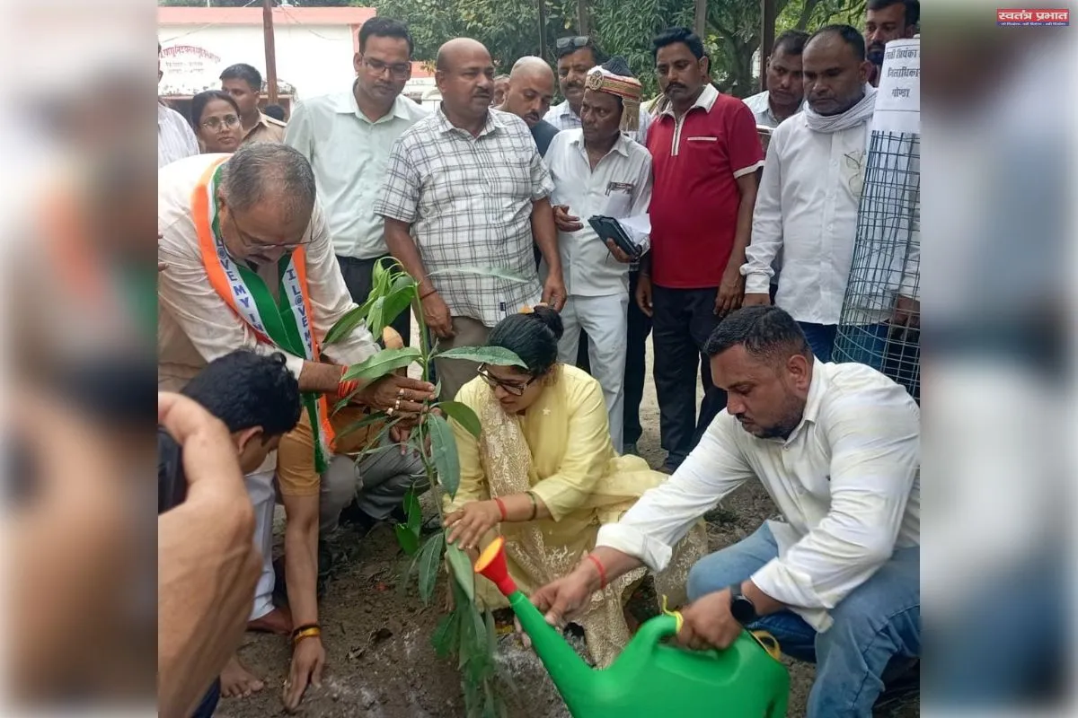 पेड़ से ही प्राण है अभियान के तहत बेलसर ब्लॉक परिसर में जिलाधिकारी ने किया पौधरोपण