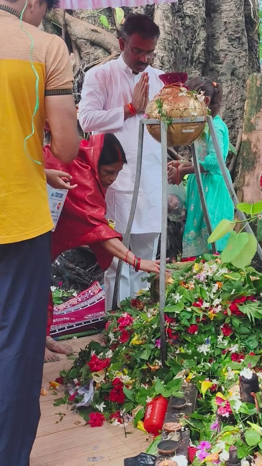 झारखंडी महादेव मंदिर में श्रद्धालुओं ने किया जलाभिषेक