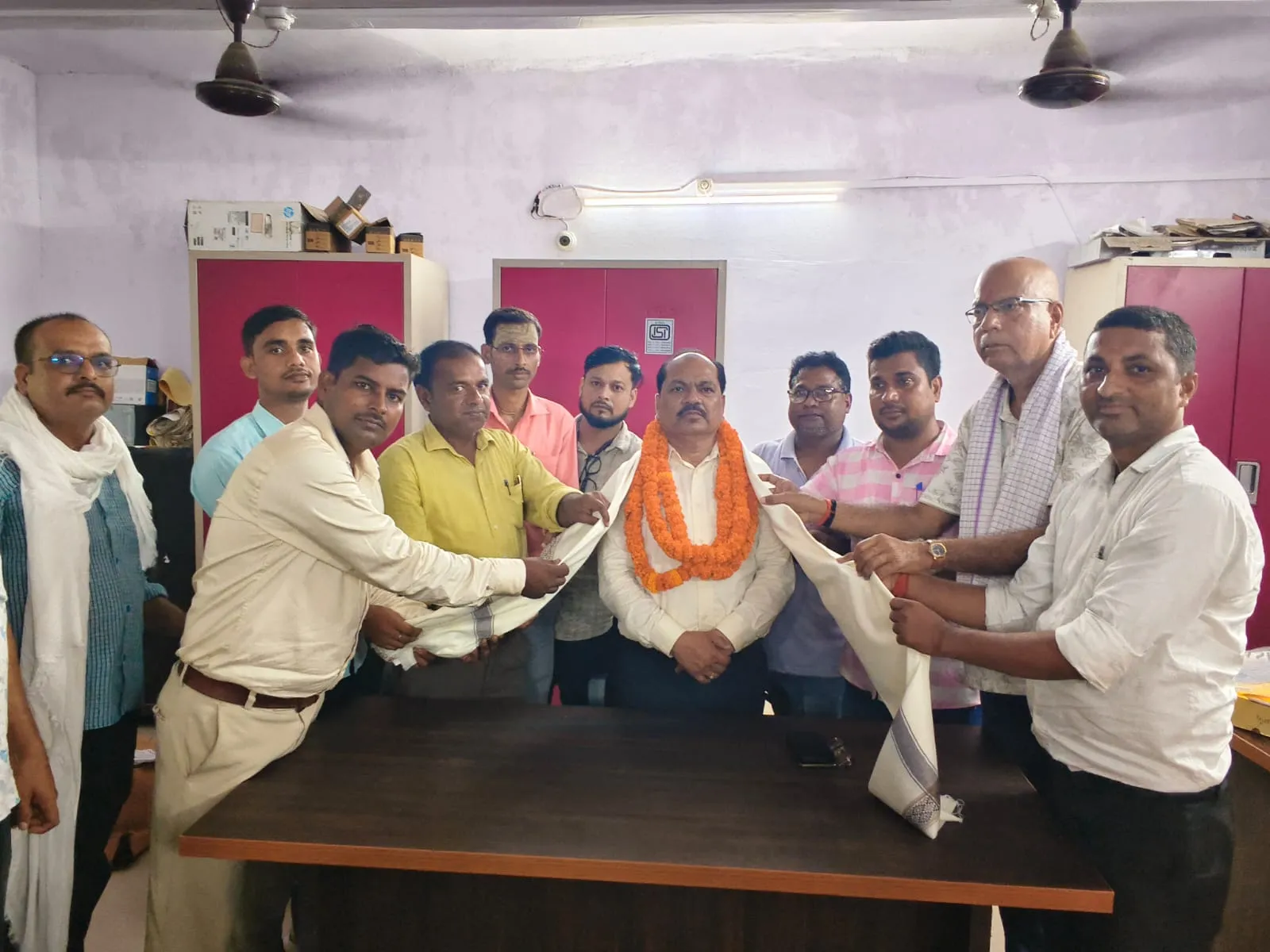 इटवा में बीईओ महेंद्र कुमार का विदाई समारोह, शिक्षकों ने दी भावभीनी विदाई