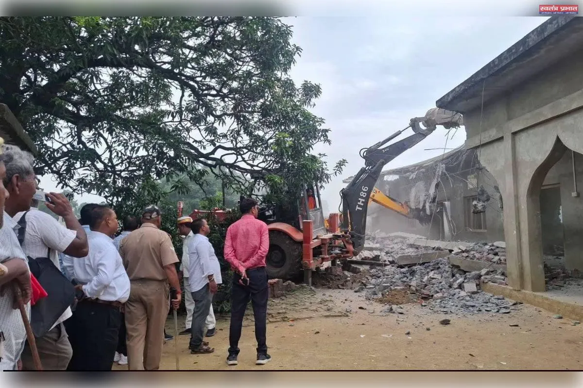 खेल मैदान के जमीन पर बना अवैध मदरसा पर चला प्रशासन बुलडोजर, जमींदोज़