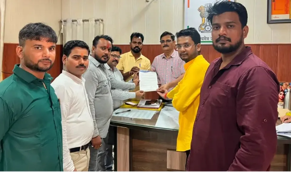 छुट्टा पशुओं की समस्या को लेकर सहयोग समिति ने उप जिलाधिकारी को ज्ञापन सौंपा