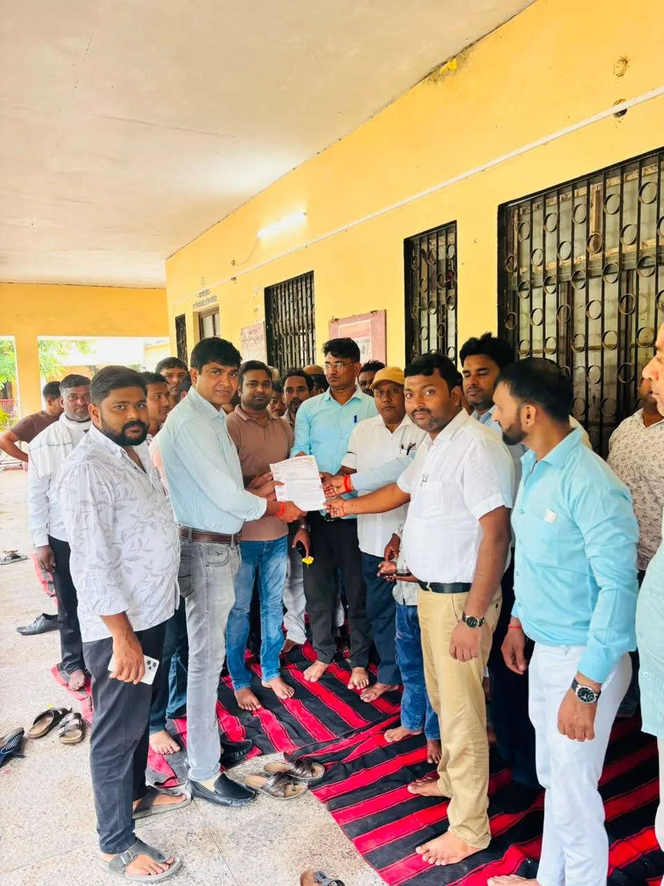 लेखपालों ने  एंटी करप्शन कार्रवाई का विरोध किया: सिद्धार्थनगर जिले के पांचों तहसीलों में  धरना / प्रदर्शन कर ज्ञापन सौंपा*