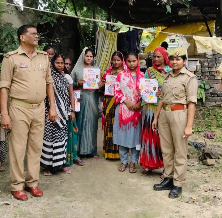 मिशन शक्ति के तहत छात्राओं को योजनाओं और हेल्पलाइन नंबरों की दी जानकारी 