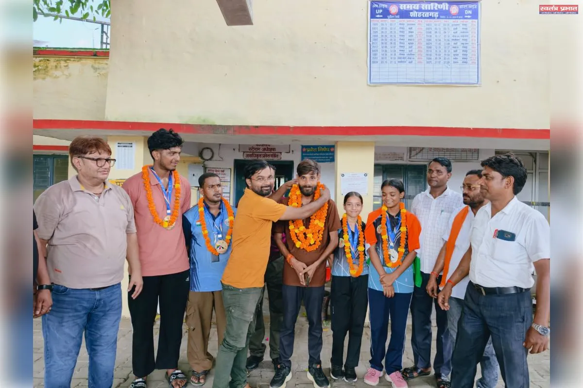विश्व ताइक्वांडो चैंपियनशिप के पदक विजेता खिलाड़ियों का  शोहरतगढ़ रेलवे स्टेशन पर हुआ भव्य स्वागत