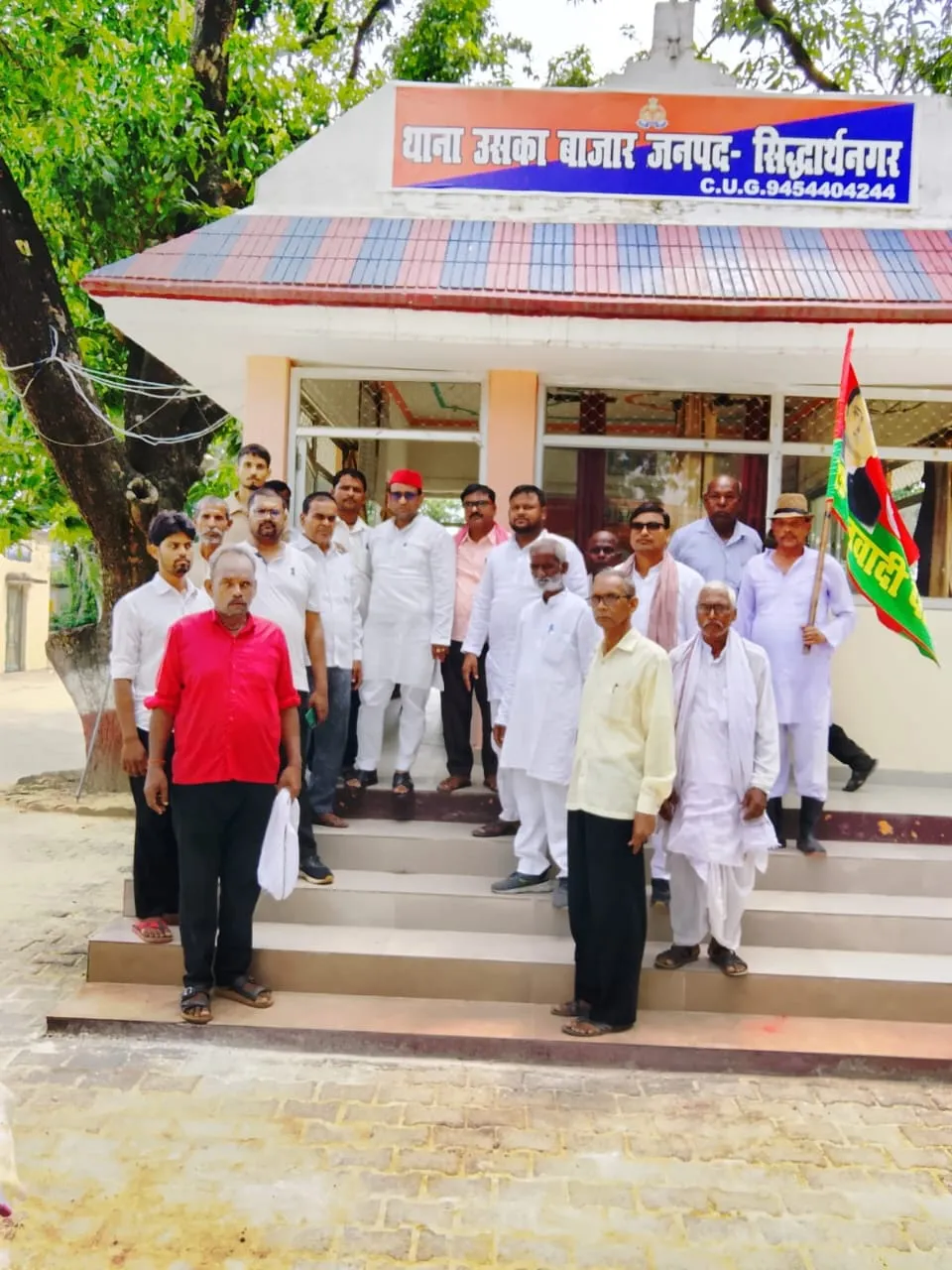 सिद्धार्थनगर में निषाद समाज का महंत राजू दास की टिप्पणी पर प्रदर्शन