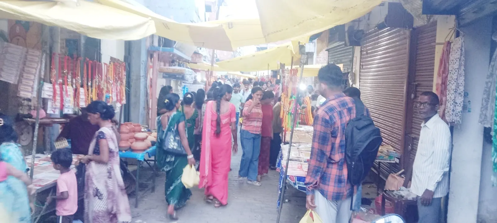 रक्षाबंधन आज:खरीदारों से गुलजार रहे बाजार दिन भर रहा भीड़