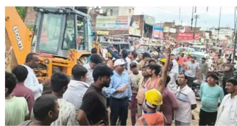 सिद्धार्थनगर:इटवा में अवैध अतिक्रमण पर चला बुलडोजर:जाम की समस्या से राहत दिलाने के लिए कार्रवाई