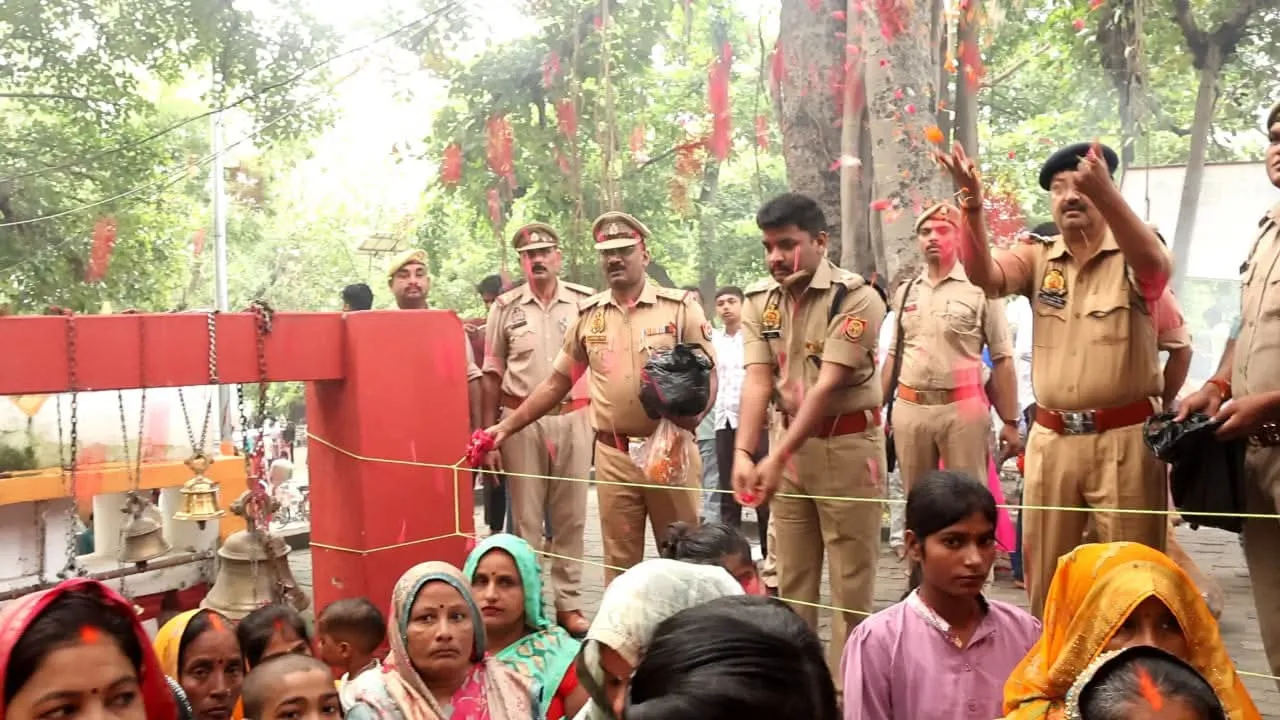 श्रावण मास के अंतिम सोमवार पर दण्डेश्वर नाथ धाम पहुंचे एसपी अमेठी