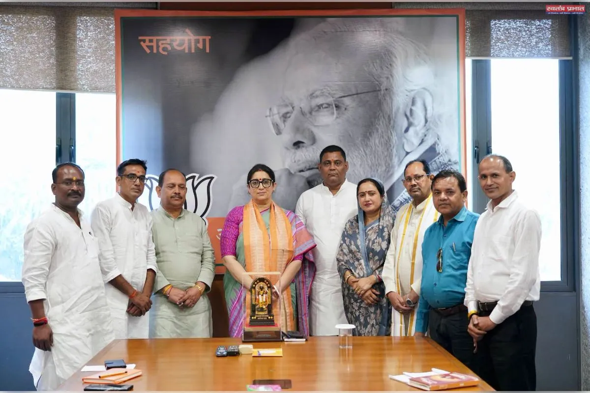 स्मृति ईरानी से मिले भाजपा अमेठी के जिला पदाधिकारी