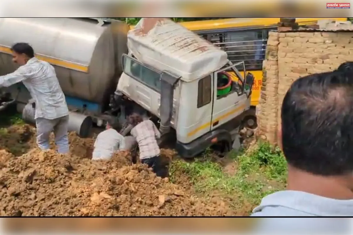अवकाश के बावजूद विद्यालय खोलने पर डीएम सख्त