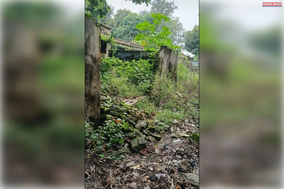 विकासखंड भदपुरा में आवासीय कॉलोनी पड़ी खंडहर 