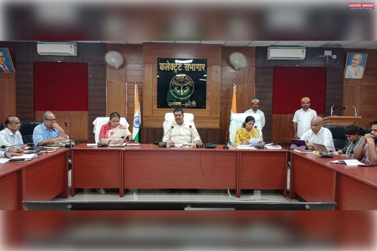 जिलाधिकारी ने कर-करेत्तर, राजस्व वसूली एवं राजस्व कार्यों की किया समीक्षा