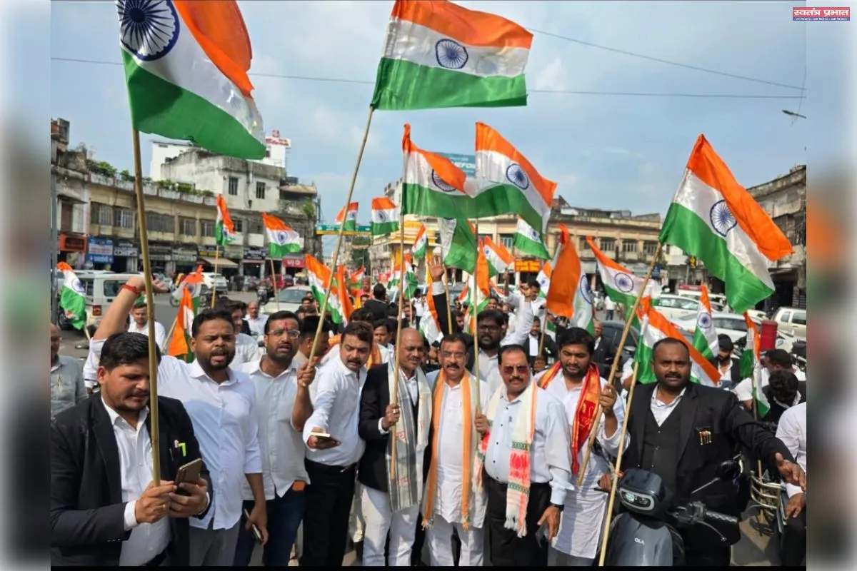 बीजेपी विधि प्रकोष्ठ लखनऊ महानगर के संयोजक के के मिश्रा के नेतृत्व में निकाली गई तिरंगा यात्रा