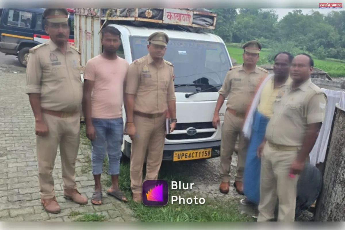 गौवंश तस्करी से अर्जित अवैध आय पर चला पुलिस का शिकंजा, गैंगस्टर एक्ट के अभियुक्त की ₹3.12 लाख कीमत की पिकअप  कुर्क